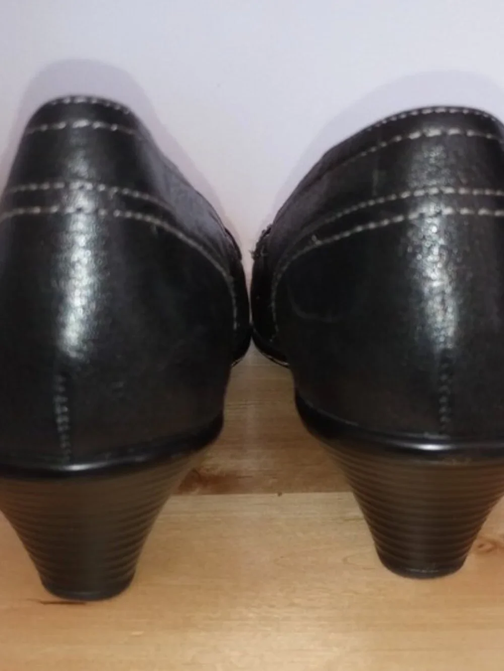 Women's black leather low-heeled loafers by Softspots size 8,5